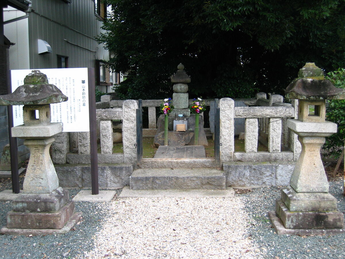 山本勘助の墓(長谷寺)